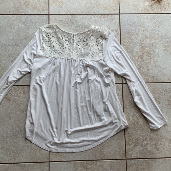 Classy white top with lace bodice and shoulders. - Picture 4 of 4